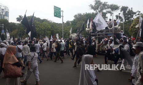 Massa Aksi Bela Tauhid berjalan di Jalan Merdeka Selatan menuju Patung Kuda, kawasan Monas, Jakarta, Jumat (2/11) siang.