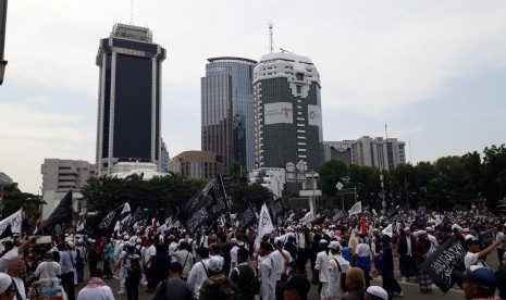 Massa Aksi Bela Tauhid II berunjuk rasa di Patung Kuda, Monas, di persimpangan Jalan MH Thamrin dan Jalan Medan Merdeka, Jumat (2/11). 