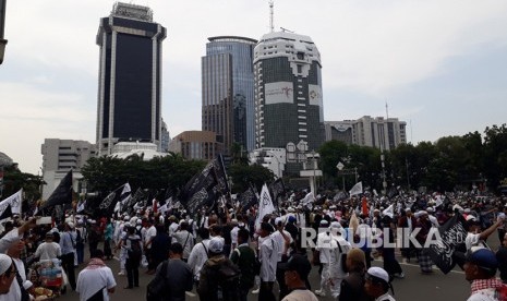 Massa Aksi Bela Tauhid II berunjukrasa di Patung Kuda Monas, di  persimpangan Jalan MH Thamrin dan Jalan Medan Merdeka, Jumat (2/11).