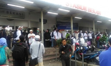 Massa aksi berangkat naik KRL dari Stasiun Bekasi, Jawa Barat, Jumat (2/12).