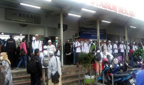 Massa aksi yang berangkat naik KRL dari Stasiun Bekasi (ilustrasi) 