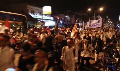 Massa aksi damai 2 Desember berjalan kaki menuju Jakarta dari Cikarang Barat, Kabupaten Bekasi, Kamis (1/12).