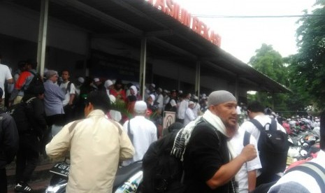 Massa aksi damai Bela Agama yang akan menuju Masjid Istiqlal, Jakarta, memadati Stasiun Bekasi, Jumat (4/11).