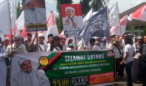 The mass rallied in a peaceful action to defend the clerics in West Nusa Tenggara. They supported Habib Rizieq Shihab who was questioned at the Jakarta Metro Police on Monday (January 23).