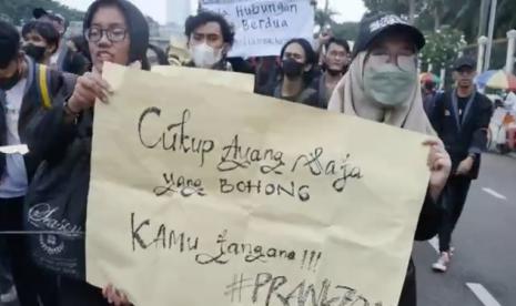 Massa aksi dari kelompok Badan Eksekutif Mahasiswa Seluruh Indonesia (BEM SI) telah tiba di gedung DPR RI.