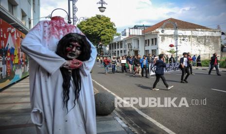 Keluarga Mahasiswa Kota Kembang melakukan aksi menoak UU Cipta Kerja.