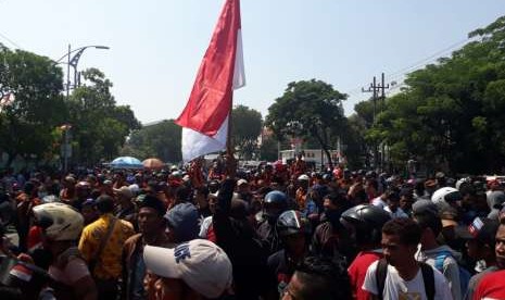 Massa aksi deklarasi #2019GantiPresiden dan massa penolak deklarasi #2019GantiPresiden saat menggelar aksi di depan Gedung DPRD Jatim, Ahad (26/8)