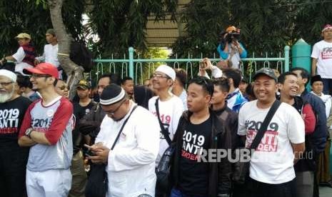 Massa aksi deklarasi #2019GantiPresiden dan massa penolak deklarasi #2019GantiPresiden saat menggelar aksi di depan Gedung DPRD Jatim, Ahad (26/8).