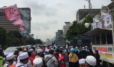 Massa aksi di depan PN Jakpus yang menyelenggarakan sidang Peninjauan Kembali (PK) Basuki Tjahaja Purnama alias Ahok, Senin (26/2).