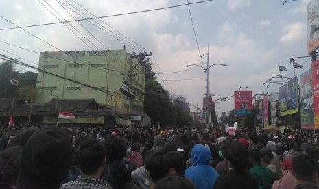 Massa aksi Gejayan Memanggil sudah memadati titik-titik kumpul di Pertigaan Colombo, Jalan Gejayan, Yogyakarta, Senin (23/9).