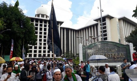 Massa aksi GNPF MUI terkait kasus dugaan penistaan agama dengan terdakwa Basuki Tjahaja Purnama, Jumat (28/4).