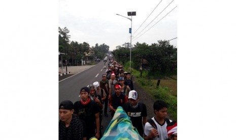 Massa aksi jalan kaki dari Ciamis kembali meneruskan perjalanan ke Jakarta pada Rabu, (30/11) pagi. Semalam mereka tiba di kampung Nagrek sekitar pukul 23.00 WIB untuk beristirahat.