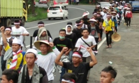 Massa aksi jalan kaki dari Ciamis kembali meneruskan perjalanan ke Jakarta pada Rabu, (30/11) pagi. Semalam mereka tiba di kampung Nagrek sekitar pukul 23.00 WIB untuk beristirahat.