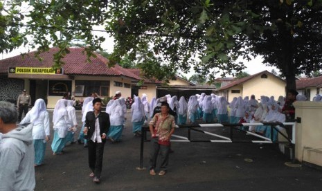 Massa aksi jalan kaki dari Ciamis sempat beristirahat di Polsek Rajapolah, Kota Tasik, Selasa (28/11).