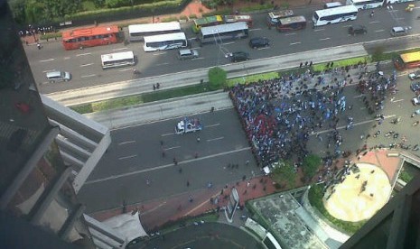 Massa Aksi May Day (Hari Buruh Internasional) 1 Mei 2012, tengah melewati depan Menara BCA