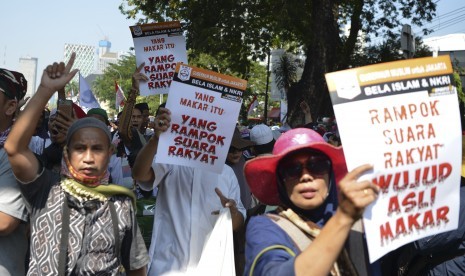 Massa aksi melakukan unjuk rasa di kawasan Jalan Medan Merdeka Barat, Jakarta, Kamis (27/6/2019). Unjuk rasa tersebut digelar untuk mengawal sidang putusan sengketa hasil Pilpres tahun 2019 di Mahkamah Konstitusi. 