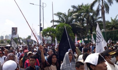 Massa aksi menolak Perppu Ormas berkumpul di depan Gedung DPR RI, Jakarta, Selasa (24/10). Hari ini, DPR akan menggelar Sidang Paripurna pengambilan keputusan Perppu Ormas.