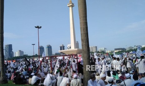 Massa Aksi Reuni 212 memenuhi setiap sudut di kawasan Monumen Nasional, Ahad (2/12). 