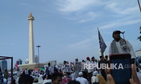 Massa Aksi Reuni 212 memenuhi setiap sudut di kawasan Monumen Nasional, Ahad (2/12). 