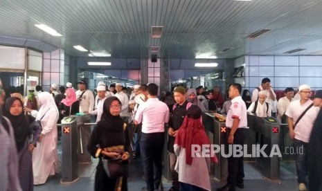 Massa aksi reuni 212 memenuhi Stasiun Juanda, Jakarta Pusat pada Ahad (2/12).