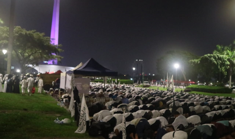 Massa Aksi Reuni 212 Shalat Subuh di Lapangan Monas