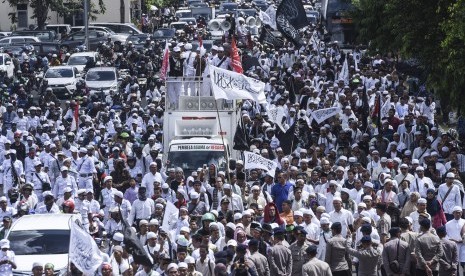 Massa aksi Simpatik 55 melakukan aksi long mars menuju PN Jakarta Utara dari Masjid Istiqlal, Jakarta, Jumat (28/4).