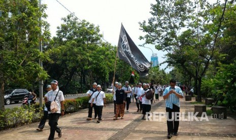 Massa aksi simpatik 55 melewati Jalan Medan Merdeka Selatan menuju Mahkamah Agung, Jumat (5/5).