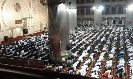 Massa Aksi Simpatik 55 memadati Masjid Istiqlal, Jumat (5/5).