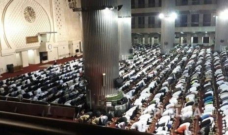 Massa Aksi Simpatik 55 memadati Masjid Istiqlal, Jumat (5/5).