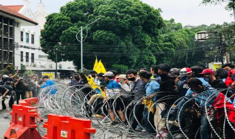 Massa aksi unjuk rasa di Jalan Jenderal Sudirman, Kota Bogor hampir membongkar paksa kawat berduri di tengah aksi unjuk rasa Satu Tahun Pemerintahan Jokowi-Ma’ruf, Selasa (20/10). 