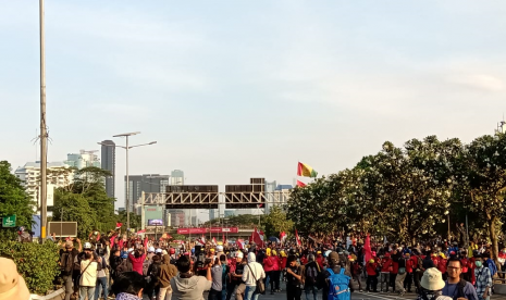 Massa aksi yang membeludak mulai menutupi jalan tol yang  berada di depan Gedung DPR RI, Senayan, Jakarta, Senin (30/9).