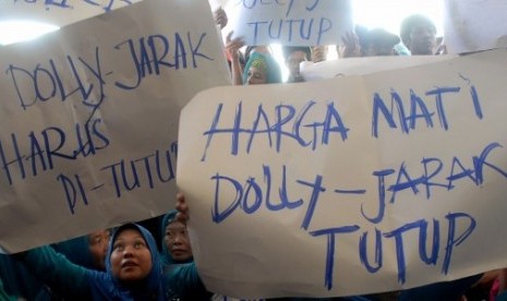 Massa aksi yang tergabung dalam beberapa elemen masyarakat Surabaya melakukan aksi unjuk rasa di Balai Kota Surabaya, Jawa Timur, Kamis (22/5). Ratusan warga tersebut mendukung Walikota Surabaya, Tri Rismaharini menutup lokalisasi Dolly-Jarak.