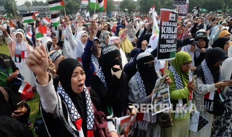 The mass of Indonesian Alliance to Defend Al Aqsha mosque (AIMMA) stage a solidarity rally for Al Aqsha that has been in Israeli grip, in Al Azhar mosque field, Jakarta, Friday (July 21).