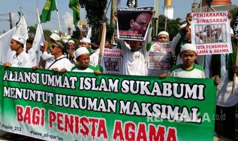 Massa Aliansi Umat Islam Sukabumi mendemo Kejari Kota Sukabumi terkait penanganan kasus Basuki Tjahaja Purnama atau Ahok Kamis (4/5). Mereka menilai tuntutan terhadap Ahok terlalu ringan