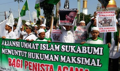 Massa Aliansi Umat Islam Sukabumi mendemo Kejari Kota Sukabumi terkait penanganan kasus Basuki Tjahaja Purnama atau Ahok Kamis (4/5). Mereka menilai tuntutan terhadap Ahok terlalu ringan.