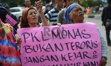 Massa Asosiasi Pedagang Kaki Lima Indonesia (APKLI) berunjuk rasa di depan Balai Kota DKI Jakarta, Selasa (26/5).