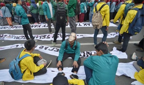 Massa BEM Universitas se-Indonesia melakukan demo dalam rangka dua tahun pemerintahan Joko Widodo-Jusuf Kalla di depan Istana Merdeka, Jakarta, Kamis (20/10).