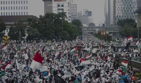 Massa berkumpul dalam Aksi 313 di Bundaran Patung Kuda, Jakarta, Jumat (31/3).