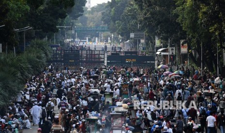 Massa berkumpul sebelum membubarkan diri usai melakukan aksi kawal putusan Mahkamah Konstitusi (MK) soal Perselisihan Hasil Pemilihan Umum (PHPU) Presiden dan Wakil Presiden 2019 di kawasan Jalan Medan Merdeka Barat, Jakarta, Kamis (27/6/2019). 