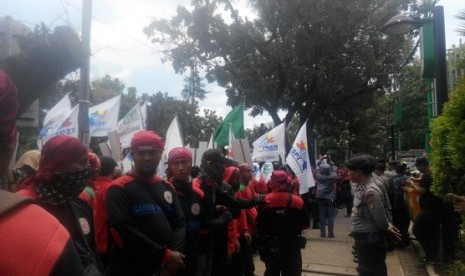 Massa buruh dari Konfederasi Serikat Pekerja Indonesia (KSPI) menggelar aksi demonstrasi.  