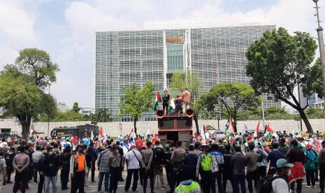 Massa buruh dari KSPI menggelar demonstrasi, yang menuntut agresi militer Israel terhadap Palestina dihentikan, di depan Kedubes Amerika Serikat, Selasa (18/5). 