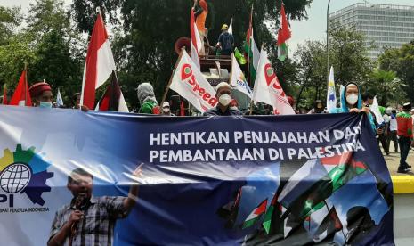 Massa buruh dari KSPI menggelar demonstrasi, yang menuntut agresi militer Israel terhadap Palestina dihentikan, di depan Kedubes Amerika Serikat, Selasa (18/5).