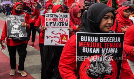 Massa buruh melakukan aksi di kawasan Bundaran HI, Jakarta, Rabu (1/5/2024). Massa aksi buruh melakukan unjuk rasa di kawasan Bundaran HI dalam rangka memperingati Hari Buruh Internasional yang membuat lalu lintas kendaraan di kawasan tersebut macet karena ramainya massa aksi hingga menutup setengah lajur jalan. 