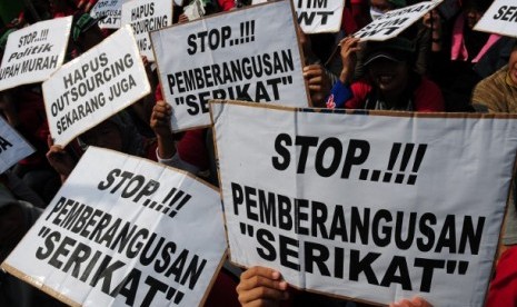 Massa buruh melakukan aksi memperingati Hari Buruh Sedunia di Tangerang pada 1 Mei