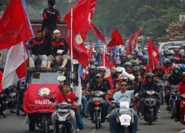 Massa buruh menggelar aksi longmarch untuk memperingati Hari Buruh.