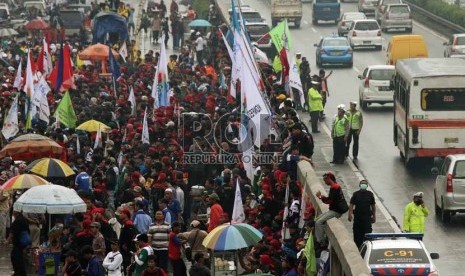 Massa buruh menggelar aksi unjuk rasa menolak kenaikan harga bahan bakar minyak (BBM) di depan Kompleks Parlemen, Senayan, Jakarta, Senin (17/6).   (Republika/Adhi Wicaksono)