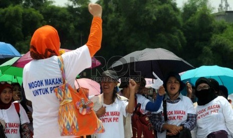 Massa buruh yang mengatasnamakan Jaringan Nasional Advokasi Pekerja Rumah Tangga (Jala PRT) menggelar aksi di depan Gedung DPR/MPR RI, Jakarta, Selasa (24/3).  (Republika/Agung Supriyanto)