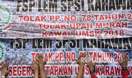 Massa buruh yang tergabung dalam FSPMI dan SPSI Jawa Barat melakukan aksi unjuk rasa di depan Gedung Sate, Bandung, Jawa Barat, Senin (23/4).