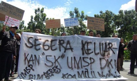 Massa buruh yang tergabung dalam Konfederasi Serikat Pekerja Seluruh Indonesia (KSPSI), melakukan aksi demo di depan Balai Kota, Jakarta Pusat, Senin (7/4).