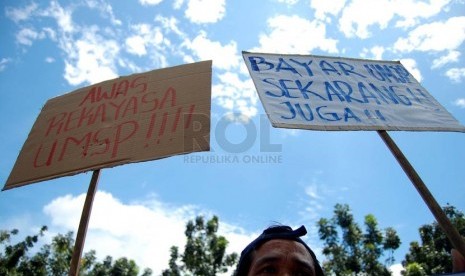 Massa buruh yang tergabung dalam Konfederasi Serikat Pekerja Seluruh Indonesia (KSPSI), melakukan aksi demo di depan Balai Kota, Jakarta Pusat, Senin (7/4)